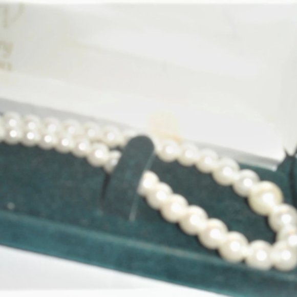 Faux PEARL Necklace P & V Jewelery Vintage Pearl Necklace Vintage Jewelry - Picture 2 of 4